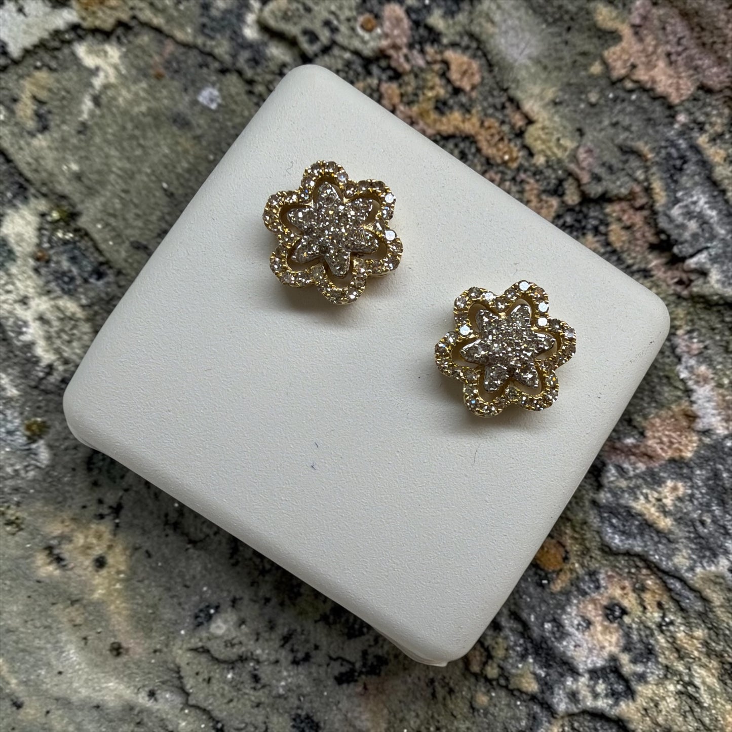 Earring 10k with natural Diamonds